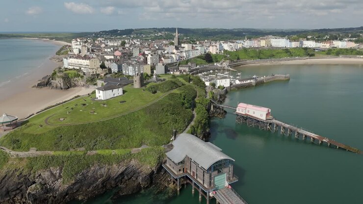 Pembrokeshire, Güney Galler'deki Galler liman kasabası Tenby'nin güneşli bir yaz sabahında havadan görünümü