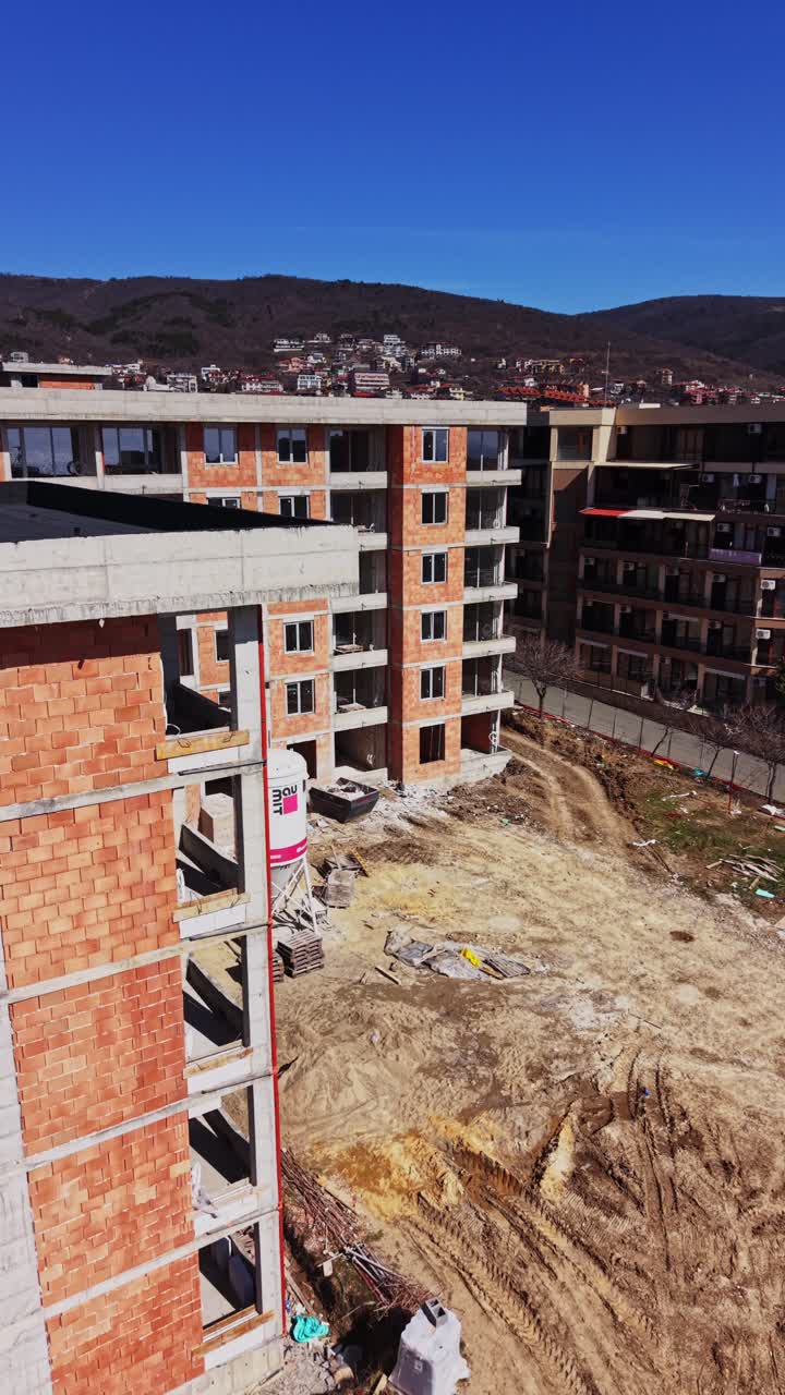 Obra de construcción de un moderno edificio de apartamentos con andamios.