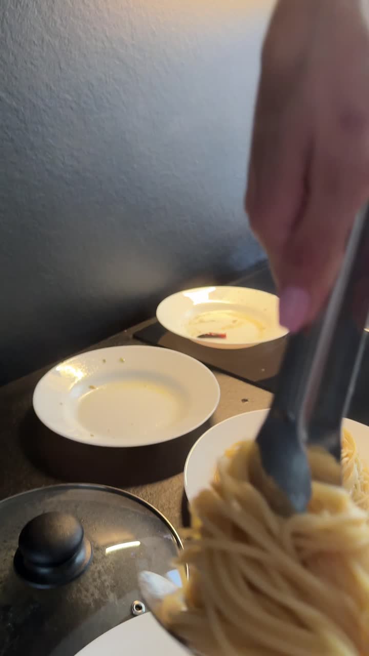 Cucinare spaghetti con frutti di mare
