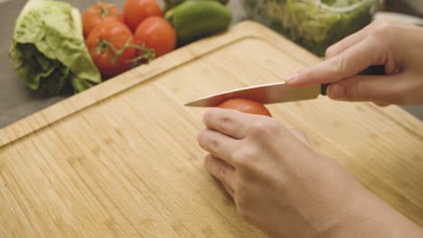 El-Tomate-Se-Corta-En-Trozos-En-Una-Tabla-De-Madera