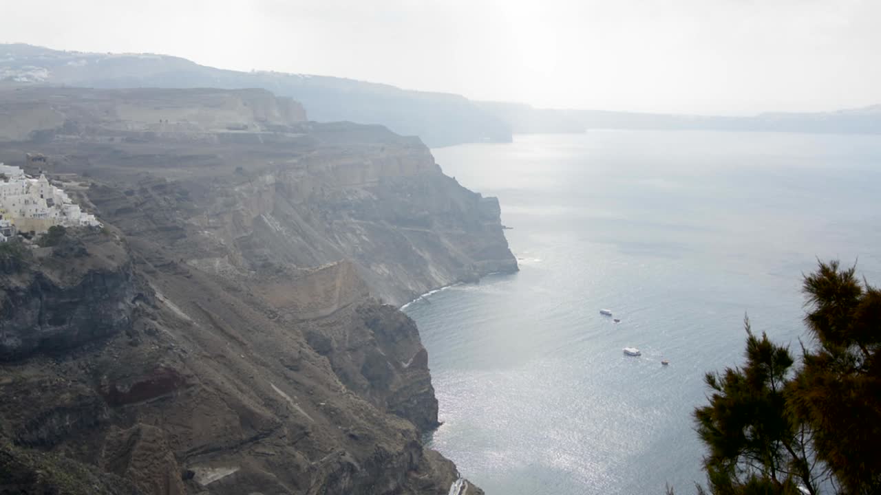 aparentemente filmada en un planeta diferente, esta es la vista desde thira, santorini, grecia, mirando hacia la caldera y el volcán inactivo lleno de mar