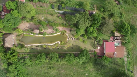 Luftaufnahme-Eines-Großen-Stausees-Und-Einer-Berghütte-Mit-Großem-Pool