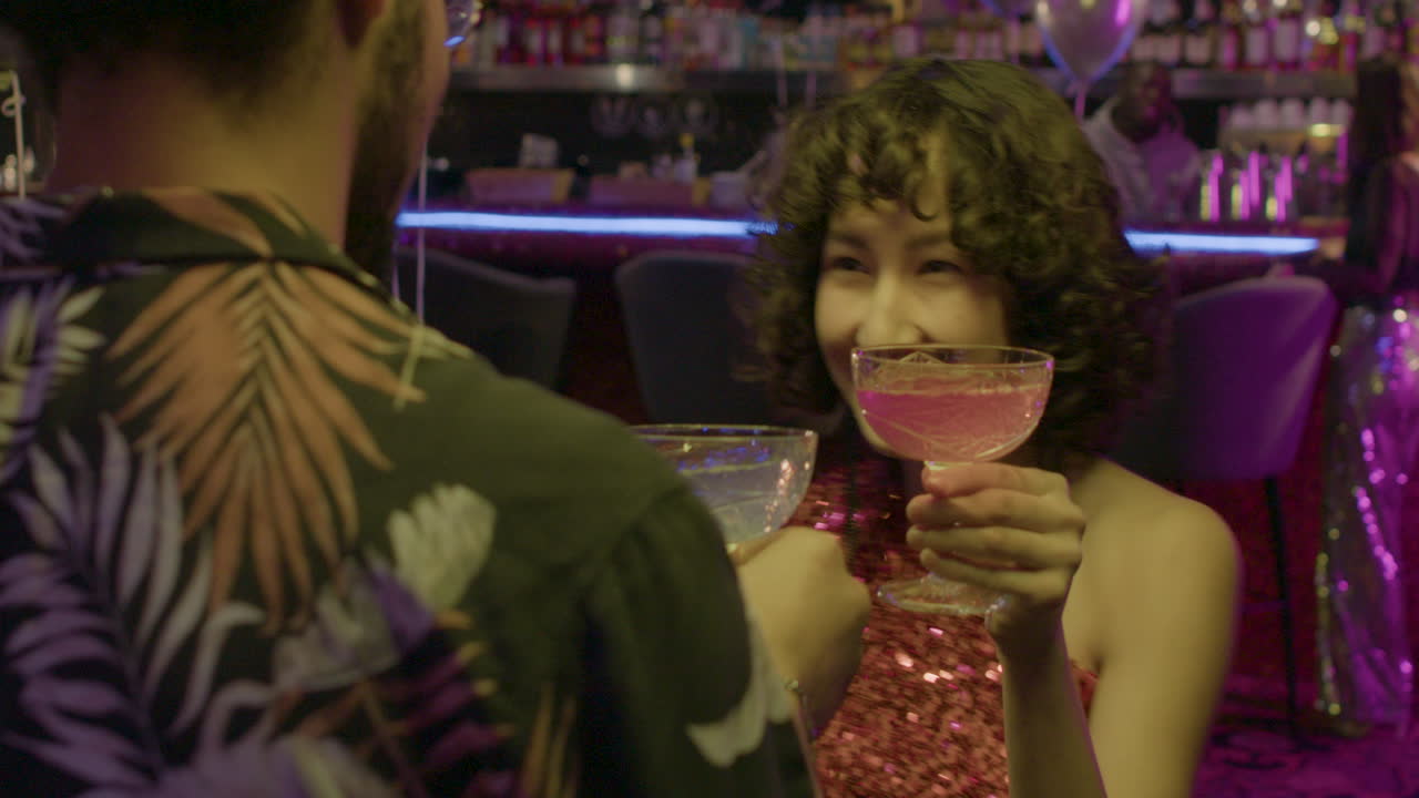 amici che ballano a una festa