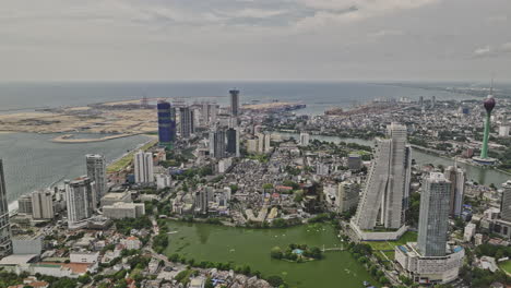 colombo sri lanka aerial v16 flyover gangaramaya park capturando el paisaje del centro de la ciudad a través del área 03 y 02 con edificios de gran altura y la ciudad portuaria económica - filmado con mavic 3 cine - abril 2023