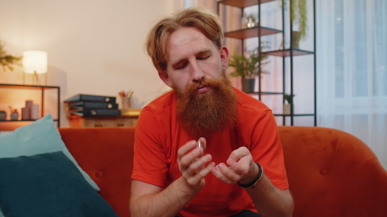 hombre comerciante de acciones ganando bitcoins después de monitoreo en línea operaciones de comercio minería mantener monedas btc