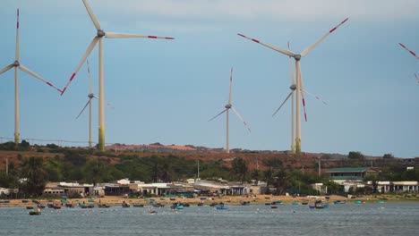 turbinas eólicas que generan energía renovable limpia junto a la playa en son hai, vietnam