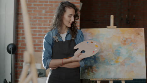 mujer artista en su estudio