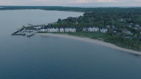 tomada aérea de un dron de orient greenport north fork long island nueva york antes del amanecer con casas