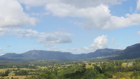 nubes moviéndose rápidamente a través de un paisaje montañoso