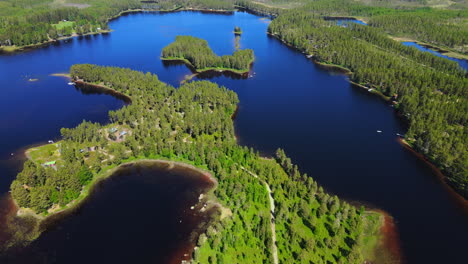 Hermoso-Paisaje-Isleño-De-Busjön,-Vansbro,-Suecia---Toma-Aérea