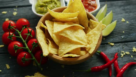 nachos y salsas en la mesa