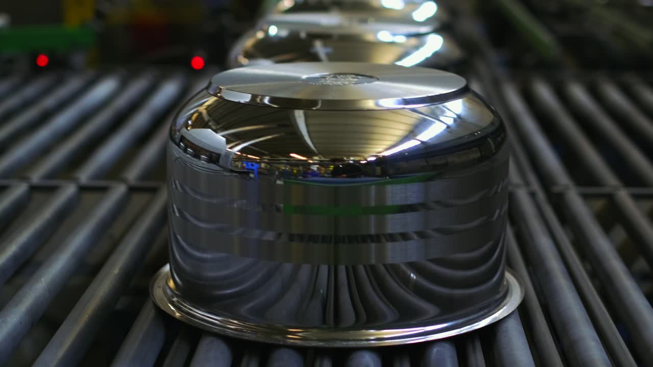 스틸 포트 제조 공장에서 완성된 포트는 레일에 포장됩니다.