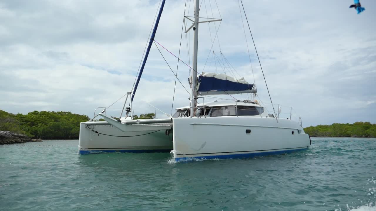 montar un barco más allá de un gran barco en el mar del caribe en cámara lenta