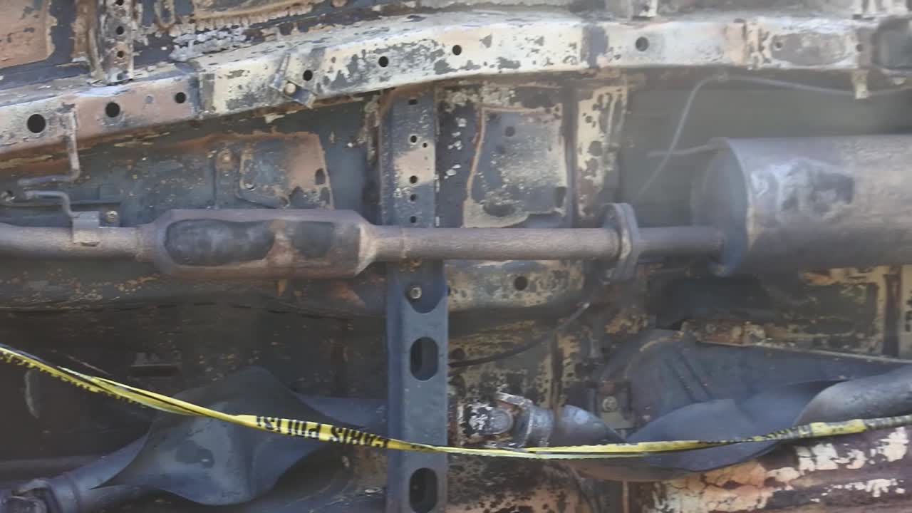 pantalla de un coche en llamas cuando un tanque de almacenamiento de combustible explotó en plumpang, jakarta del norte, indonesia