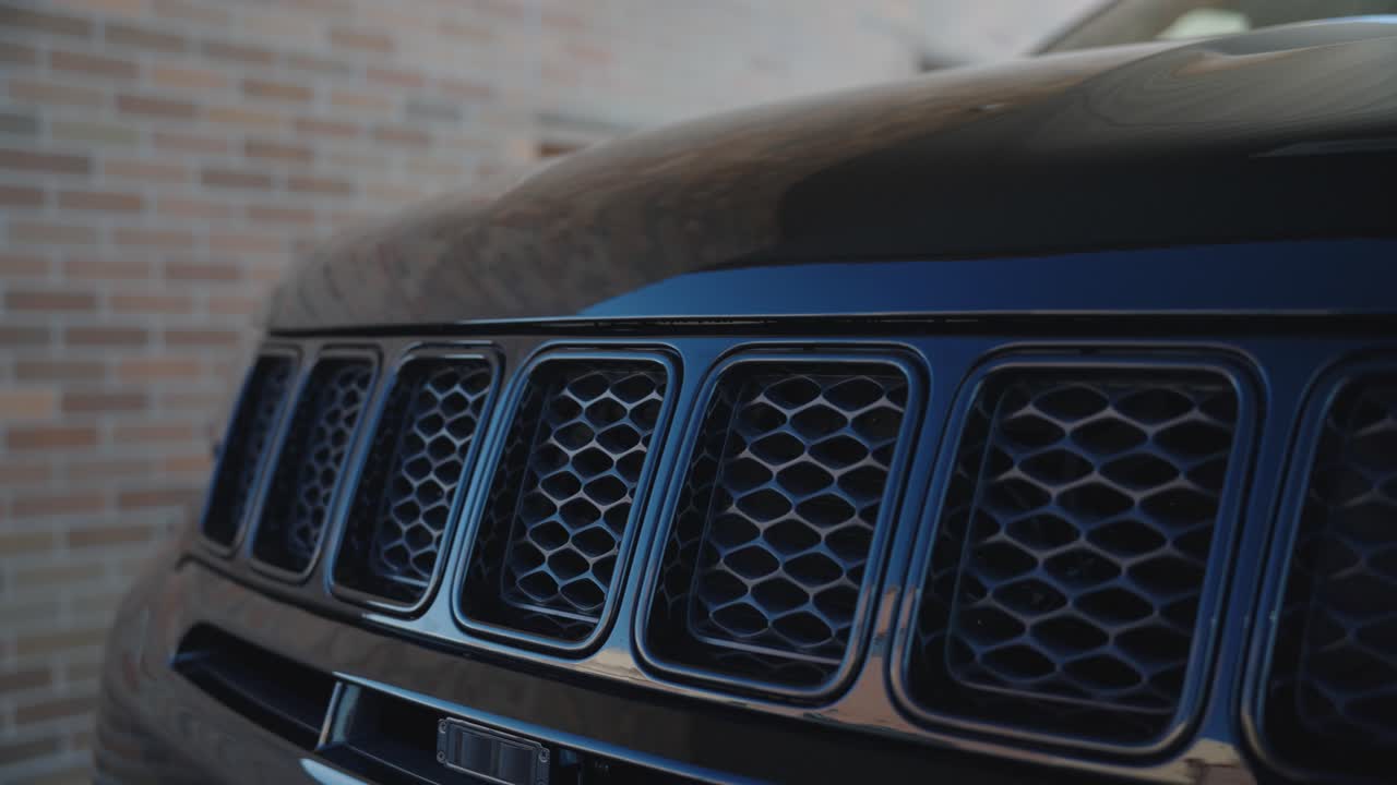 Jeep Grand Cherokee exterior shot of the front grill