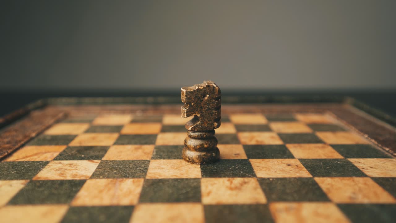 mano masculina colocando un caballero negro en el tablero de ajedrez