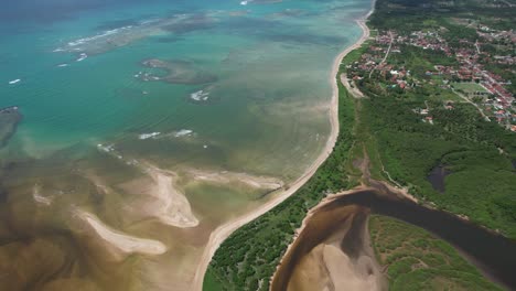 volando sobre la playa de são miguel dos milagres en el estado de alagoas, brasil.