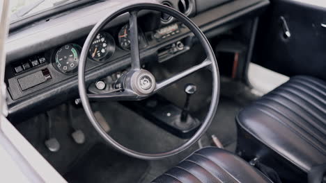 interior de coche de época con volante clásico