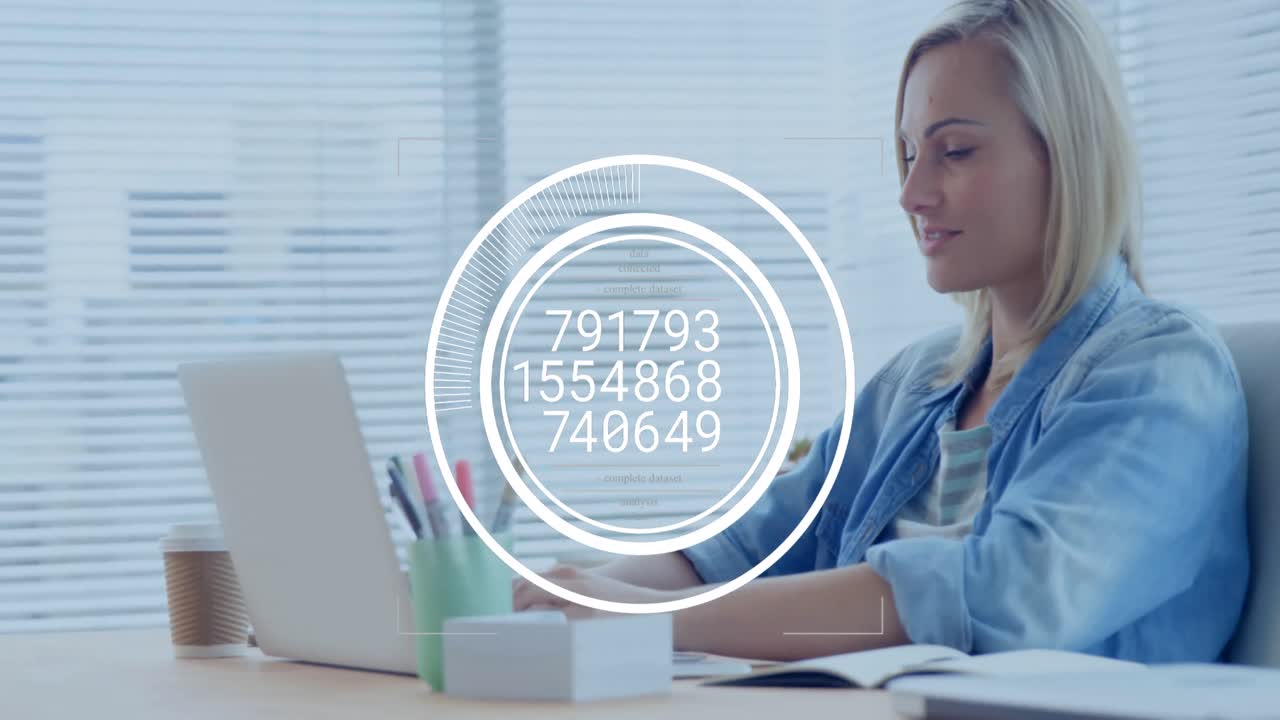 animación del procesamiento de datos sobre una mujer de negocios caucásica que usa una computadora portátil en la oficina