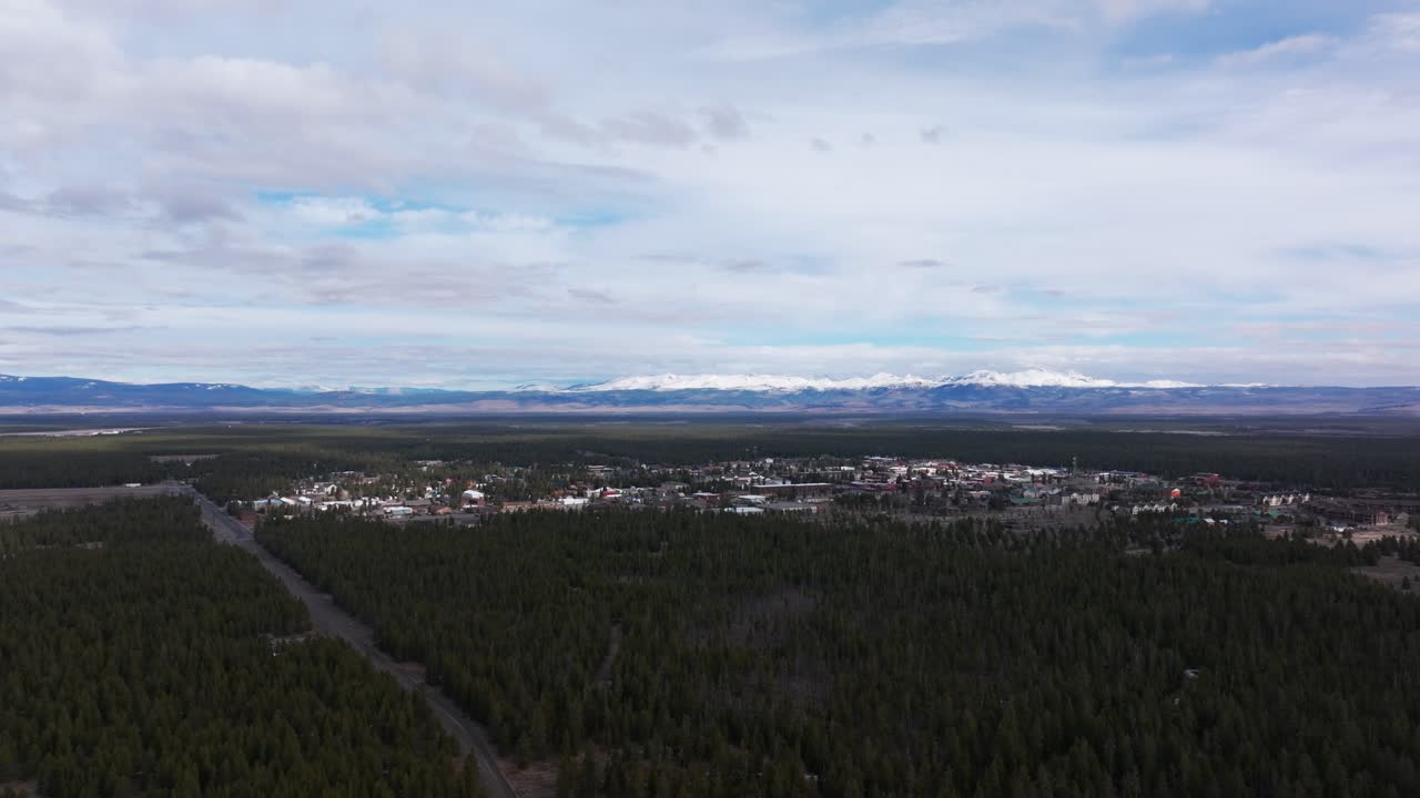 tomada panorámica del avión no tripulado de las carreteras que conducen al oeste de la ciudad de yellowstone