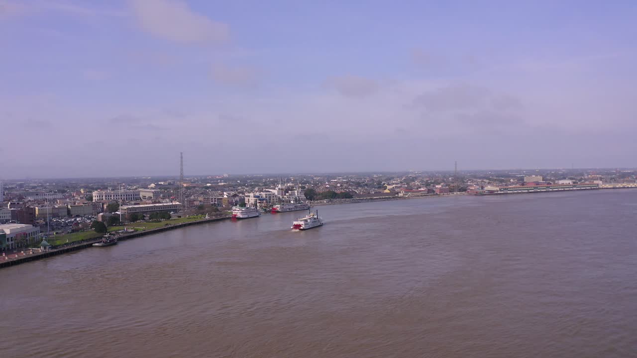 뉴올리언스에서 외륜선을 향해 웅웅거리며