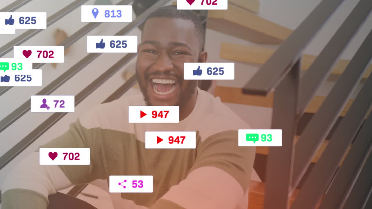 animación de participación en las redes sociales sobre un hombre sonriente sentado en las escaleras