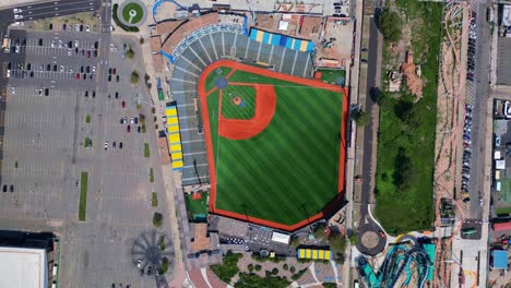 Descendiendo-Por-El-Parque-Maimónides,-Coney-Island,-Hogar-Del-Equipo-De-Béisbol-Brooklyn-Cyclones.