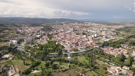 Toma-Aérea-En-órbita-Amplia-Sobre-El-Paisaje-Urbano-De-Chaves-Rodeado-De-Naturaleza,-Día-Nublado