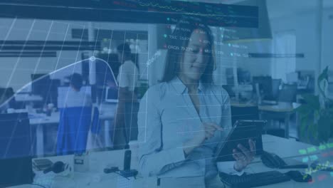 animación de gráficos y tableros de negociación sobre mujer asiática desplazamiento en la tableta digital en la oficina