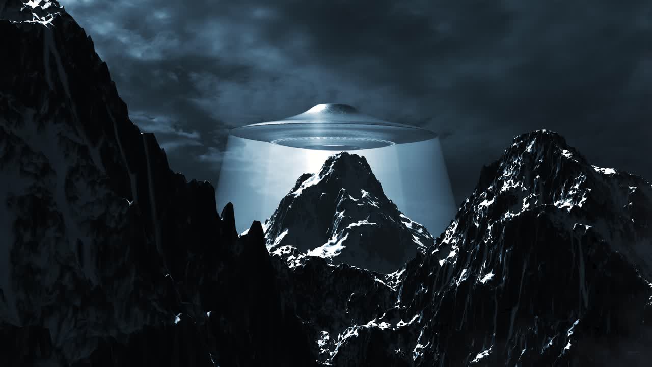 misterioso ovni sobre las montañas nevadas por la noche