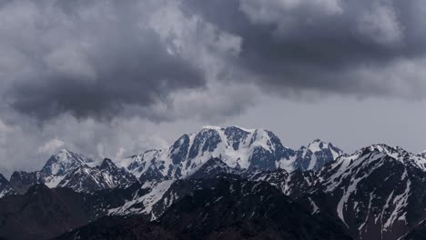 las nubes de las montañas alcanzan el pico del lapso de tiempo 4k