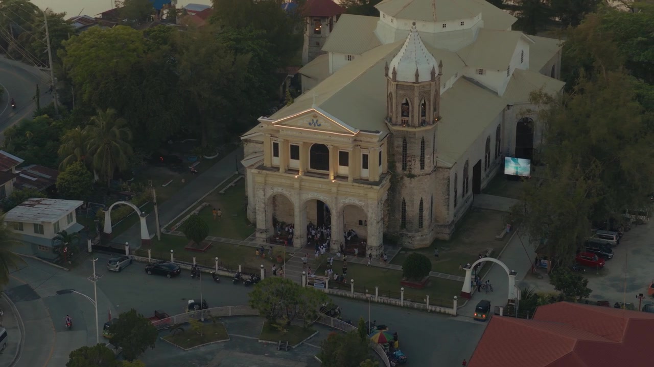 Órbita aérea alrededor de la Iglesia de Dauis en la ciudad costera de Bohol.