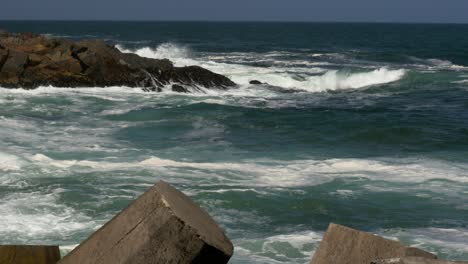 El-Océano-Atlántico-Desde-Un-Rompeolas-En-Sudáfrica-Con-Mares-Agitados