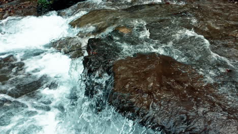 Pequeña-Cascada-Con-Agua-Cristalina-En-El-Bosque.-Cámara-Lenta-Del-Flujo-De-Agua-Azul