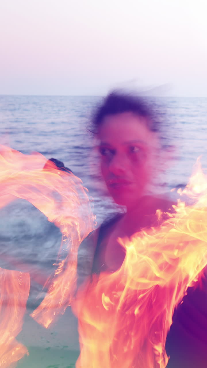 una mujer hace una actuación de fuego en vertical