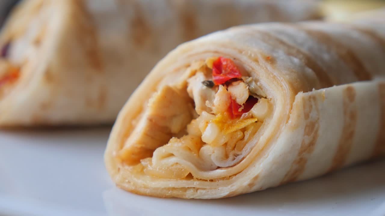 Primo piano di un delizioso wrap di pollo con verdure