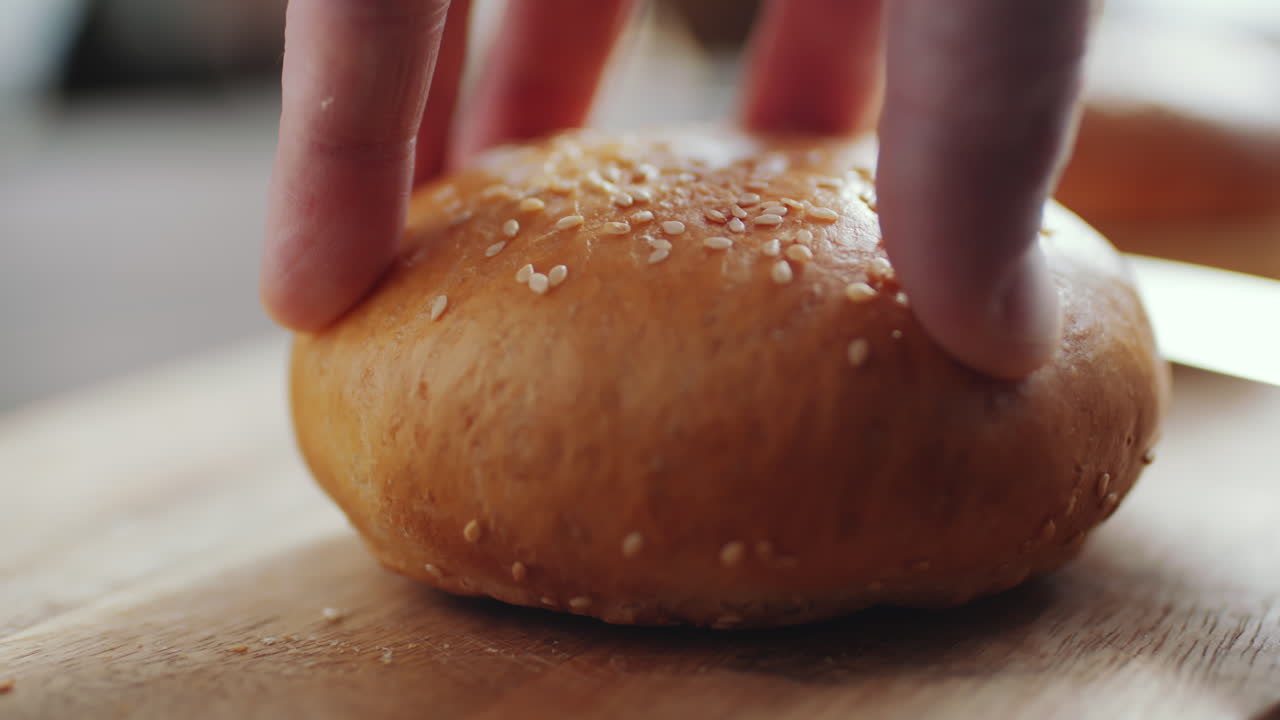 손으로 햄버거 을 반으로 잘라