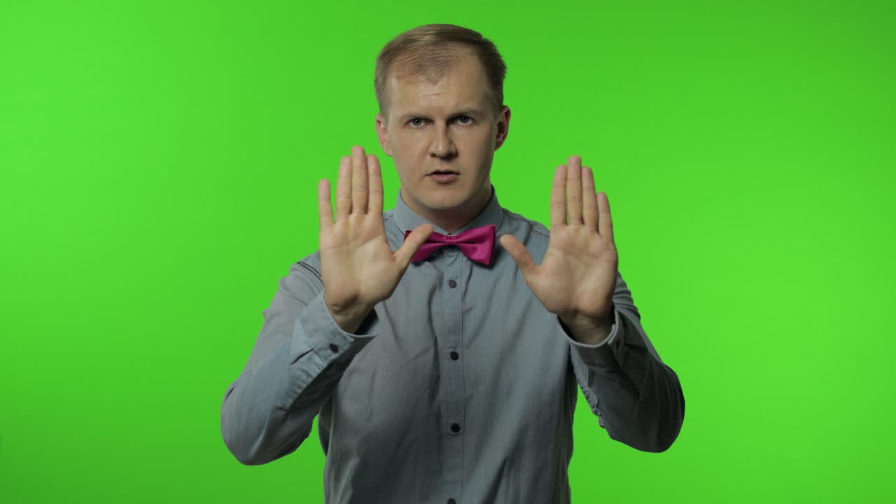 손으로 멈추는 몸짓을 보여주는 남자. 아니, 결코, 싫어하고 거부하는 표시. 사람들의 감정