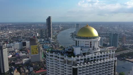 el sky bar en lo alto de la torre estatal se ve con vistas a la ciudad de bangkok, tailandia