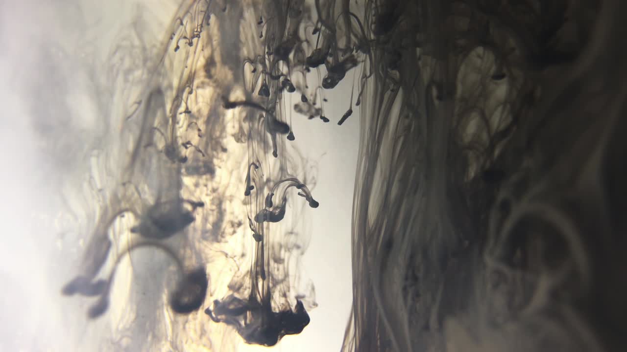 색 대기 잉크와 희미한 색 구름