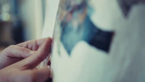 las manos de una mujer creando una obra artística con papel cortado y pegamento. artesanía trabajando para ingresos alternativos