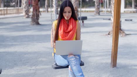 joven estudiante de moda trabajando en un parque urbano