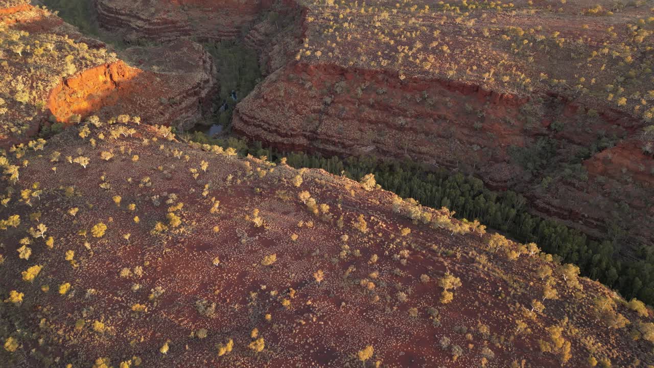 el profundo desfiladero de dales al atardecer, el parque nacional de kariini en australia occidental