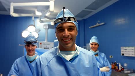retrato del cirujano y las enfermeras de pie en la sala de operaciones