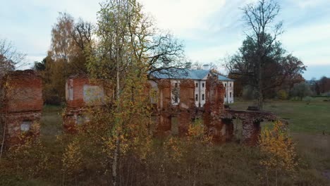 Vista-Aérea-De-Las-Ruinas-De-Una-Antigua-Mansión-En-Otoño-Dorado