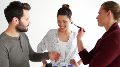 modelo femenina posando y haciendo maquillaje facial