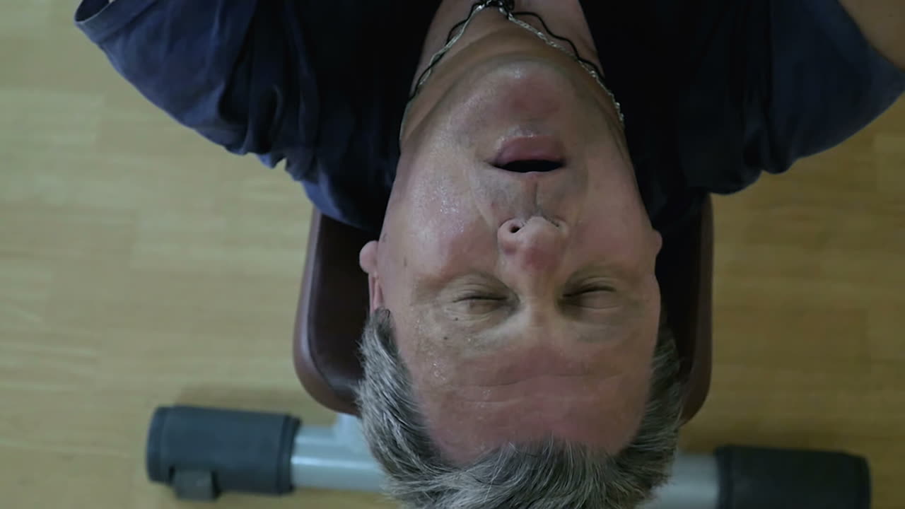 디스크 무게로 열심히 운동하는 것