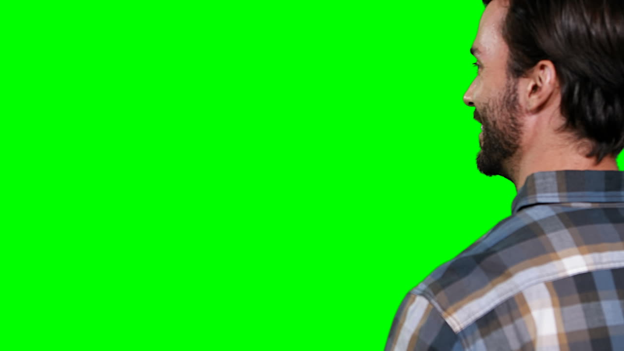 hombre fingiendo tocar la pantalla digital