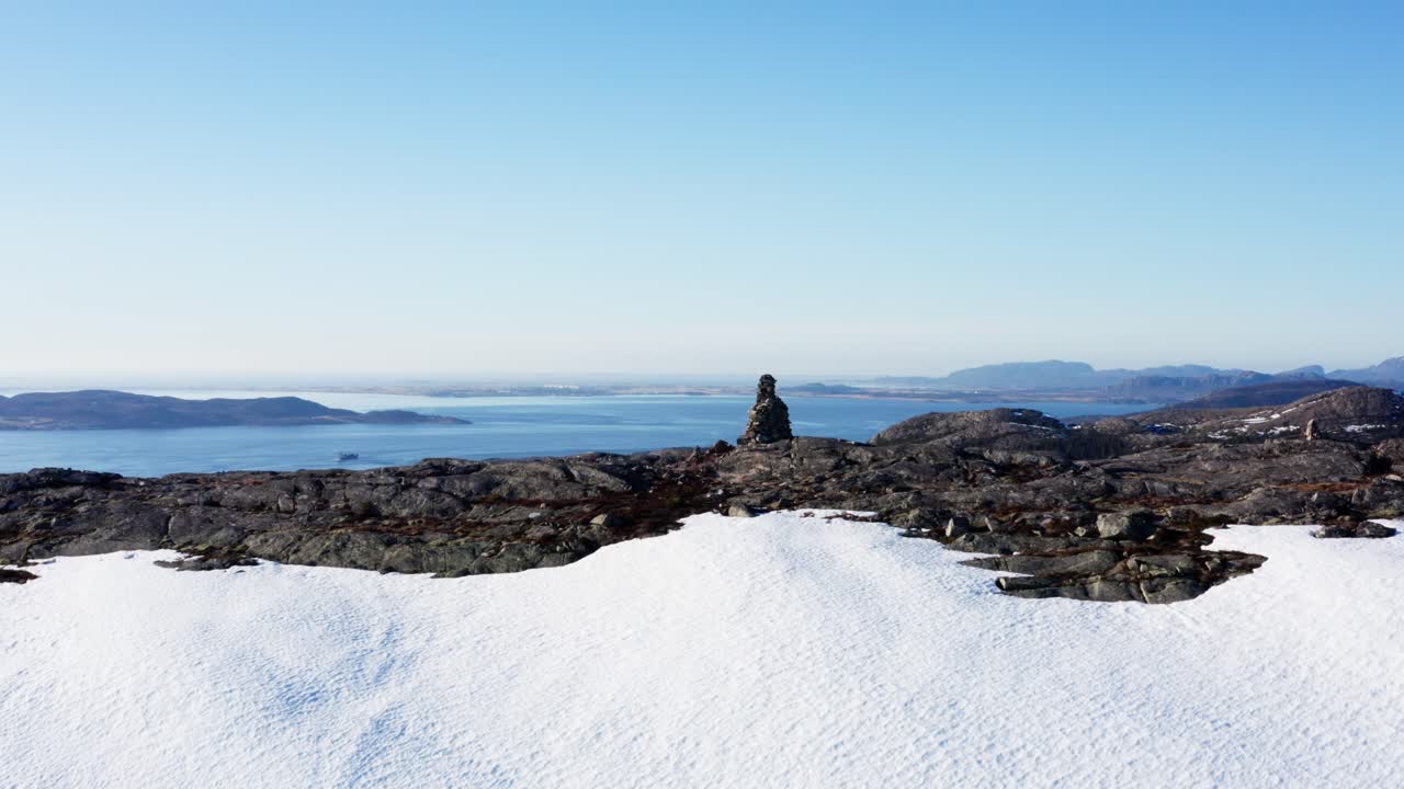 impresionantes vistas del fiordo desde la cumbre nevada de la montaña rocosa en blaheia, noruega