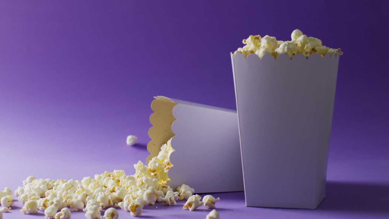 Video nærbilde av fallende popcorn på blå bakgrunn